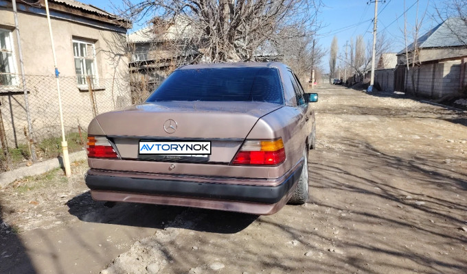 Mercedes-Benz E-Класс 1993 года