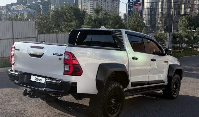 Toyota Hilux 2023 года