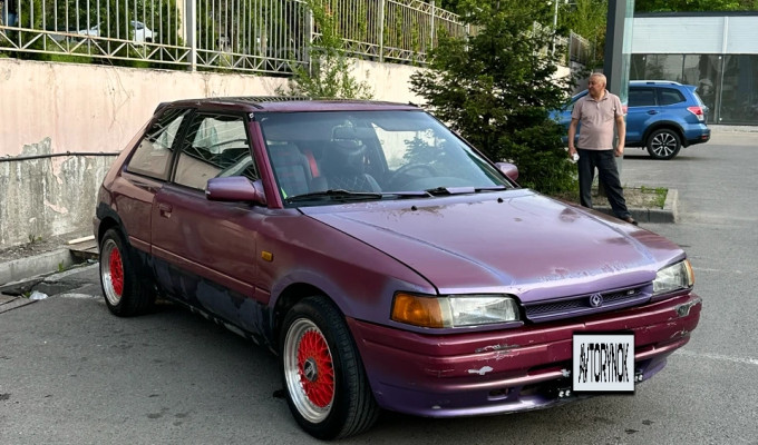 Mazda 323 1993 года