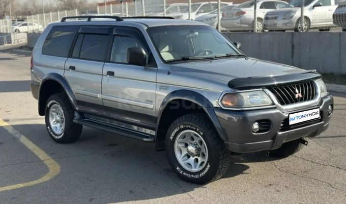 Mitsubishi Montero Sport 2000 года