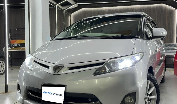 Toyota Estima 2010 года