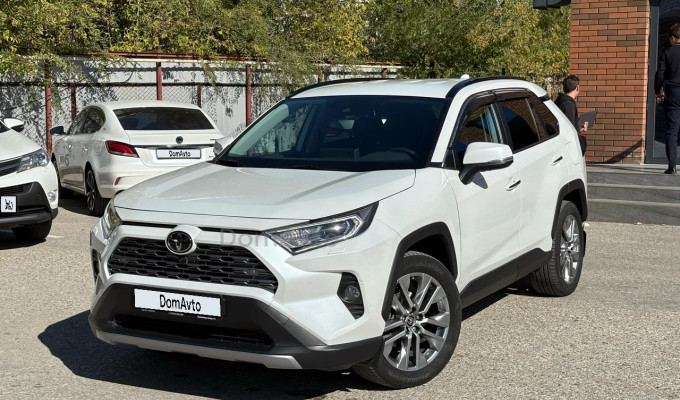 Toyota RAV4 2021 года