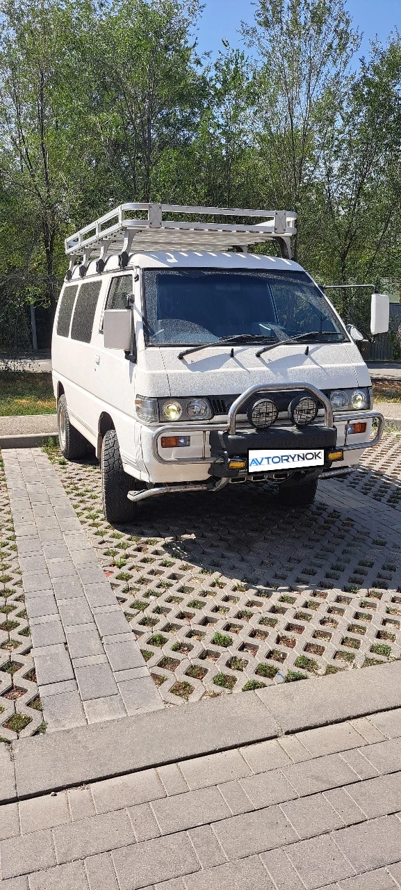 Mitsubishi Delica, 1990