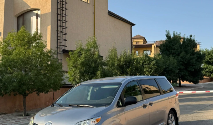 Toyota Sienna 2012 года