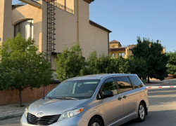 Toyota Sienna 2012 года