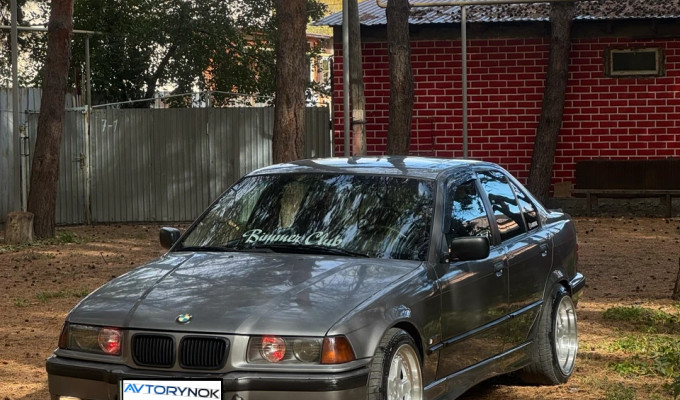 BMW 3 серия 1992 года