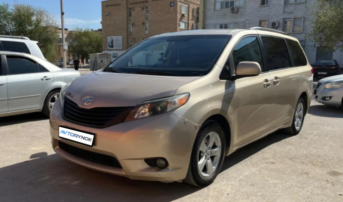 Toyota Sienna 2013 года