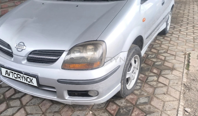 Nissan Almera Tino 2003 года
