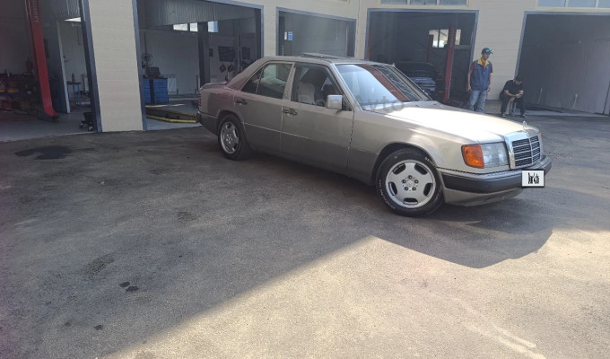 Mercedes-Benz E-Класс 1993 года