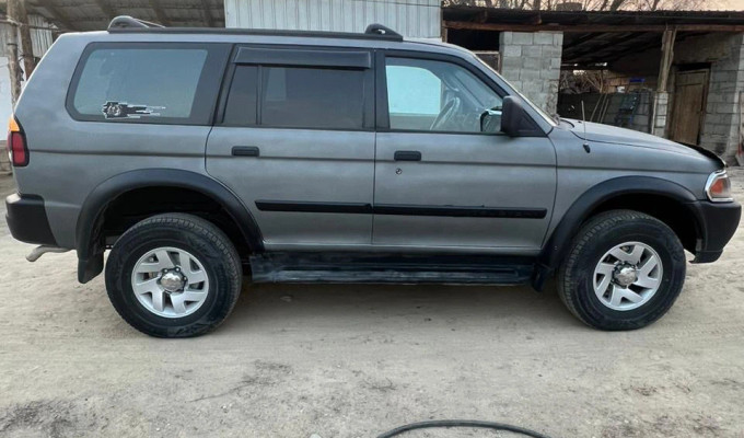 Mitsubishi Montero Sport 2000 года