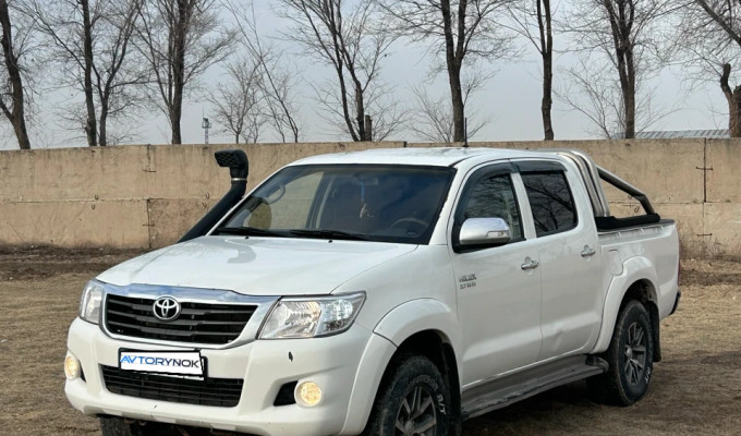 Toyota Hilux 2013 года