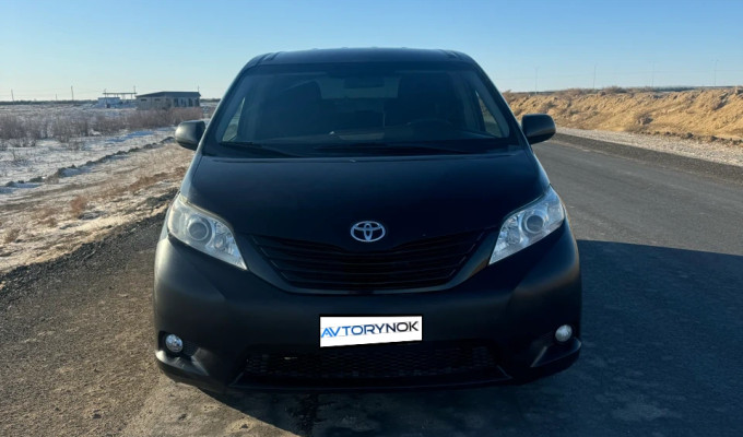 Toyota Sienna 2015 года