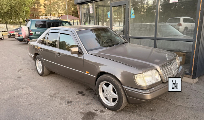 Mercedes-Benz E-Класс 1993 года