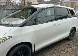 Toyota Estima 2009 года