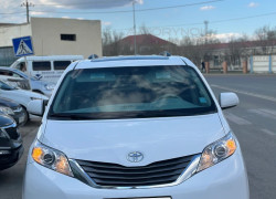 Toyota Sienna 2013 года