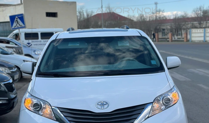 Toyota Sienna 2013 года