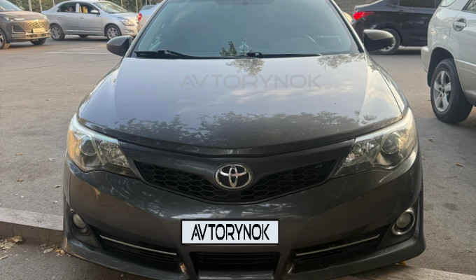 Toyota Camry 2013 года