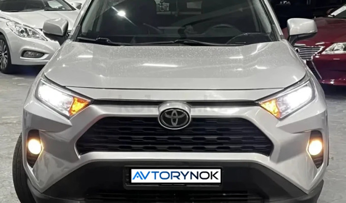 Toyota RAV4 2020 года