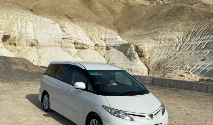 Toyota Estima 2010 года