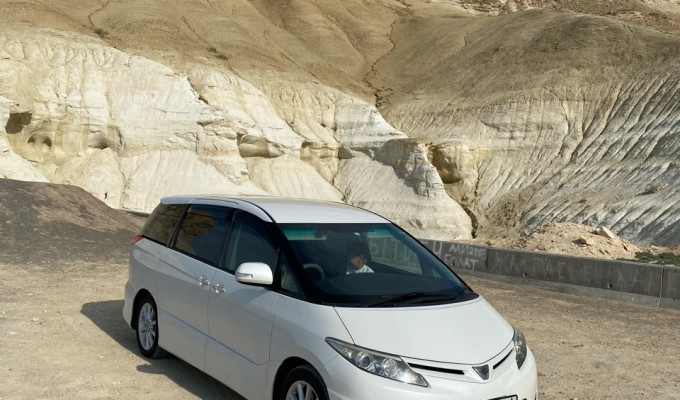 Toyota Estima 2010 года
