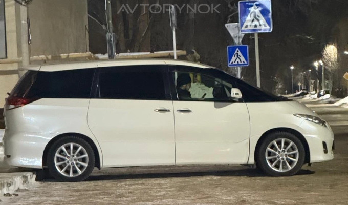 Toyota Estima 2010 года