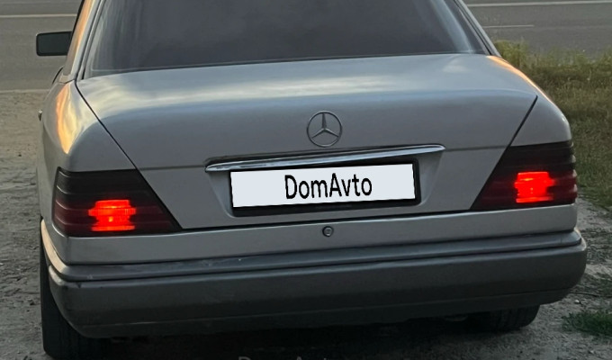 Mercedes-Benz E-Класс 1993 года