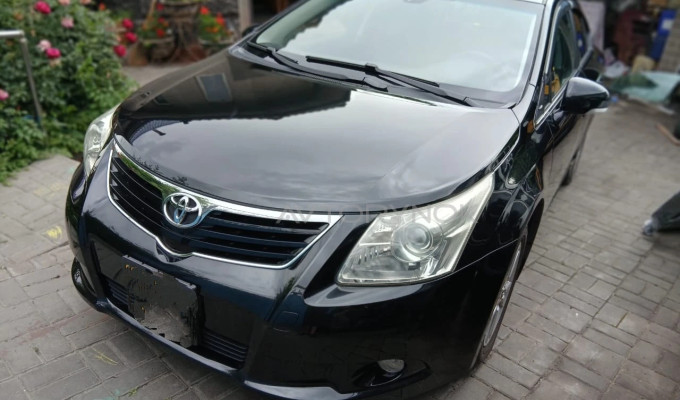 Toyota Avensis 2010 года