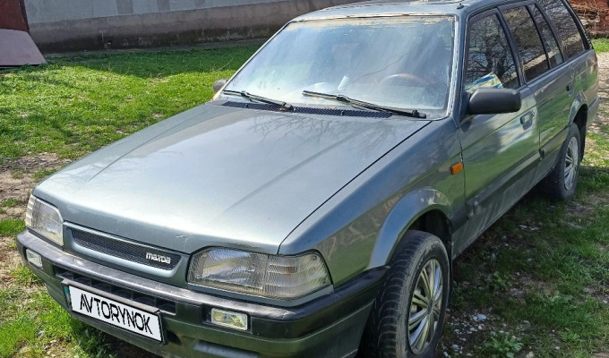 Mazda 323 1990 года