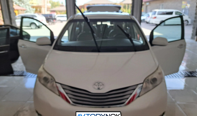 Toyota Sienna 2014 года