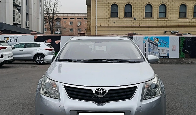 Toyota Avensis 2011 года