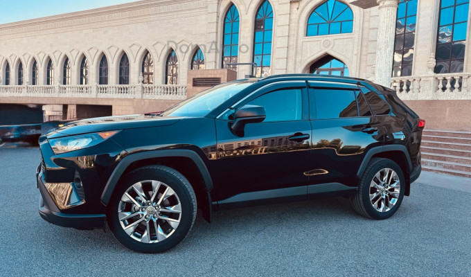 Toyota RAV4 2021 года