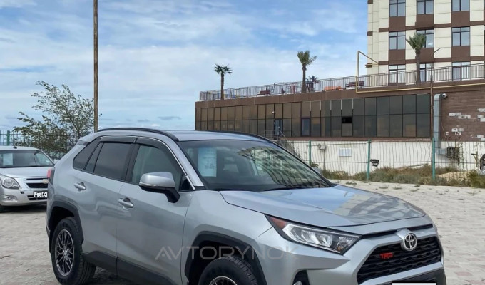 Toyota RAV4 2020 года