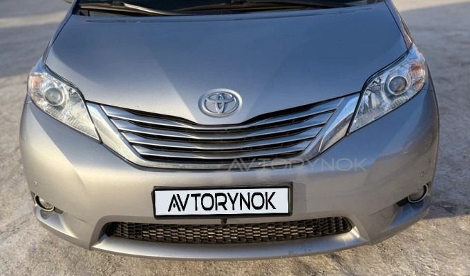 Toyota Sienna 2012 года