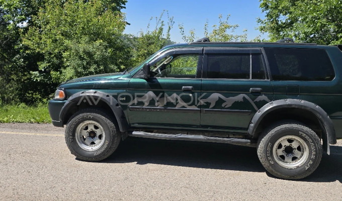 Mitsubishi Montero Sport 2000 года