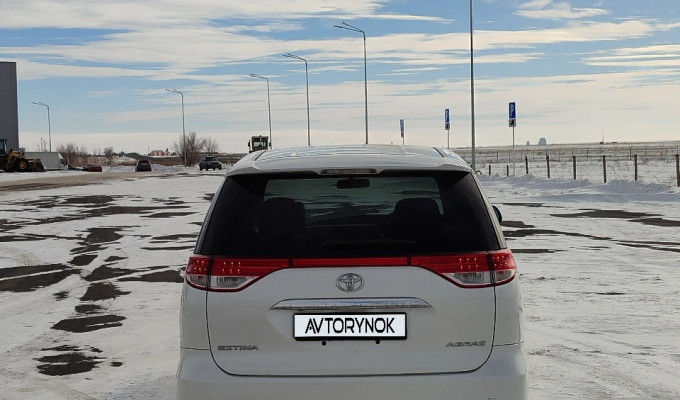 Toyota Estima 2010 года