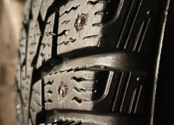 Зимнию шипованную резину на дисках MAXXIS 195/65R15