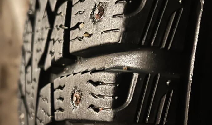Зимнию шипованную резину на дисках MAXXIS 195/65R15