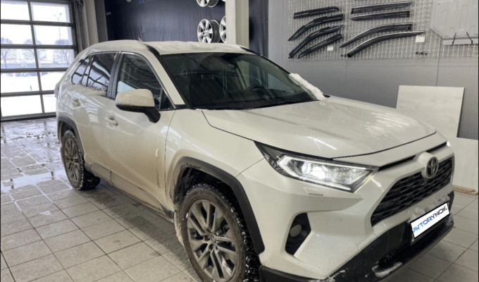 Toyota RAV4 2020 года