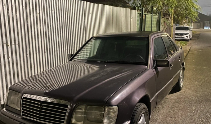 Mercedes-Benz E-Класс 1993 года