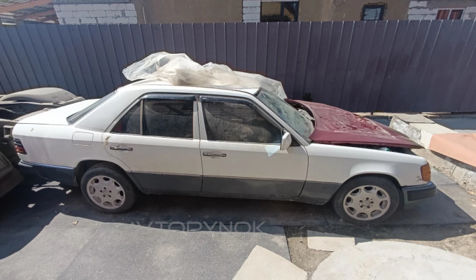Mercedes-Benz E-Класс 1990 года