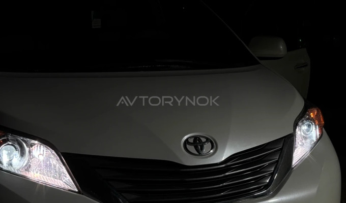 Toyota Sienna 2016 года