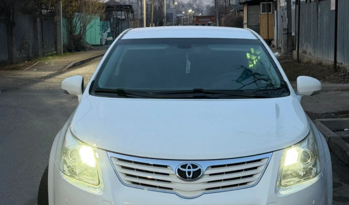 Toyota Avensis 2011 года